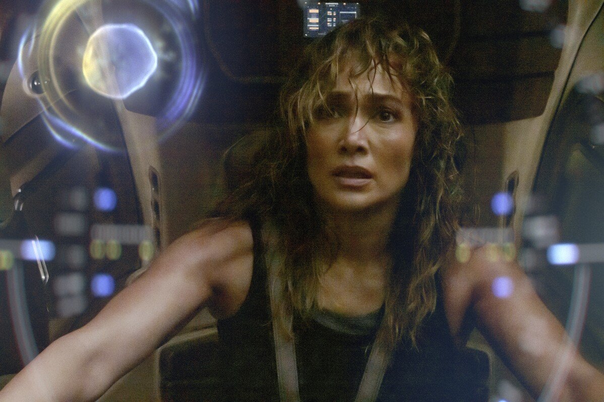 Reseña de película: Ahora, ella está en el espacio: J.Lo se dirige a una nueva galaxia para una historia de amor de IA en 'Atlas'